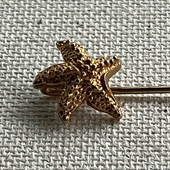 Gold Starfish Pin - Picture 2 of 3